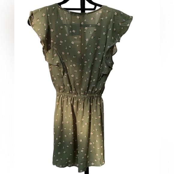 Lavish Luxe Styles. Ruffle Detail Romper. Size S - Picture 3 of 5